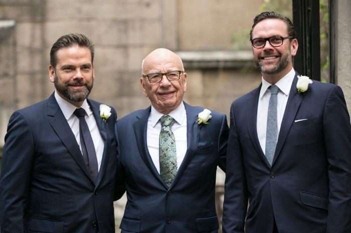  la premisa y el primer capítulo de Succession están vinculados a lo sucedido en enero de 2018 cuando Rupert Murdoch, que entonces tenía 88 años, sufrió un accidente en un yate que puso en alerta a sus herederos ya que no había elegido todavía a la persona que recogería su testigo para llevar la nave empresarial a buen puerto.