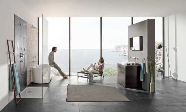 La transformación del baño pasa por abrirlo al exterior, con grandes ventanales, y al resto de la casa. Es un espacio íntimo, que se comparte, en ocasiones, y se muestra a las visitas. De Grohe.
