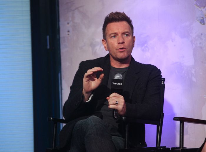 Ewan McGregor hablando en una entrevista