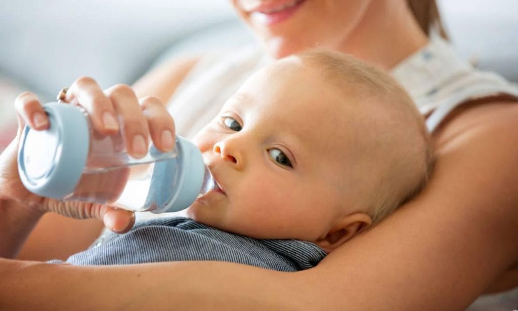 ¿Debo dar agua a mi bebé?