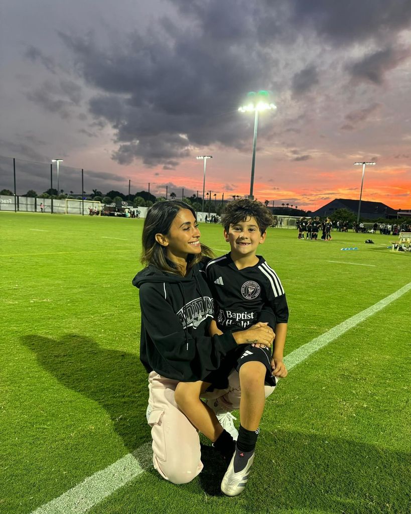 Antonela Roccuzzo y Leo Messi celebran el triunfo de sus hijos en un torneo de fútbol