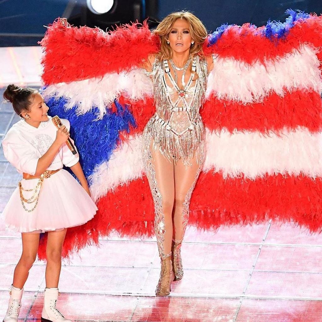 Jennifer Lopez junto a su hija Emme en el Super Bowl