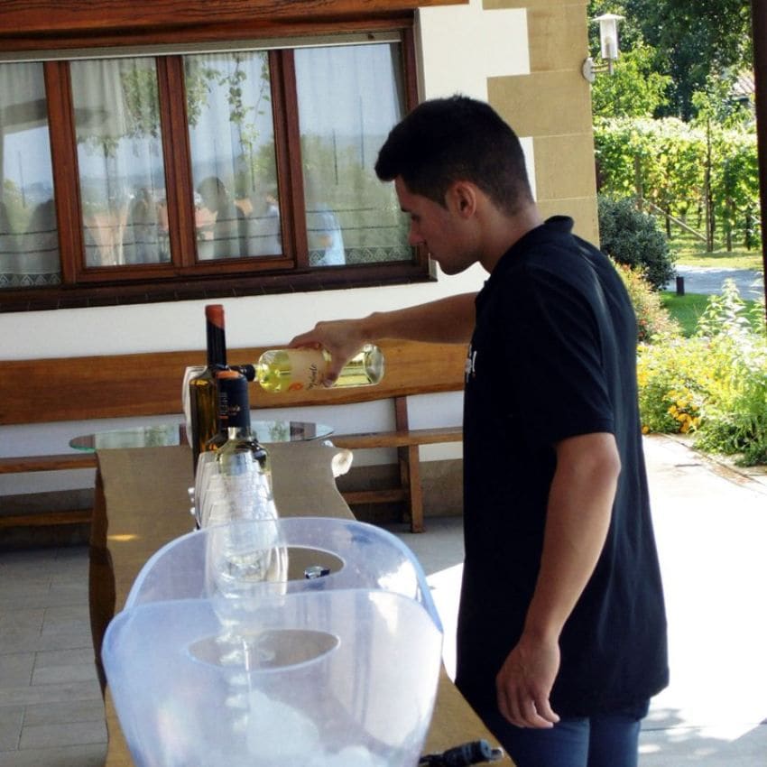 Cata de vinos en la bodega Magalarte Lezama con Andoni Aretxabaleta al frente.