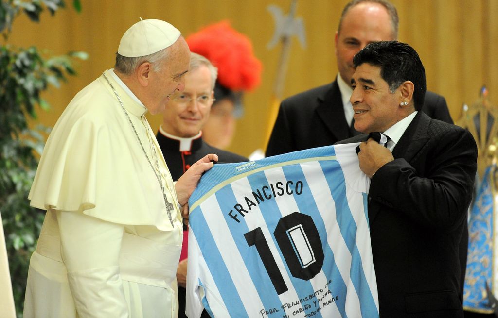 El Papa Francisco y Diego Maradona se encuentran en el Vaticano en septiembre de 2014