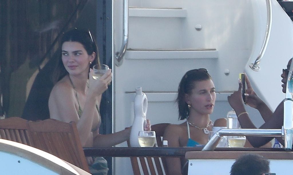 kendall jenner y hailey bieber en los cabos