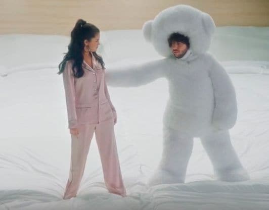 Selena Gomez y Benny Blanco en el videoclip 'I Can't Get Enough'