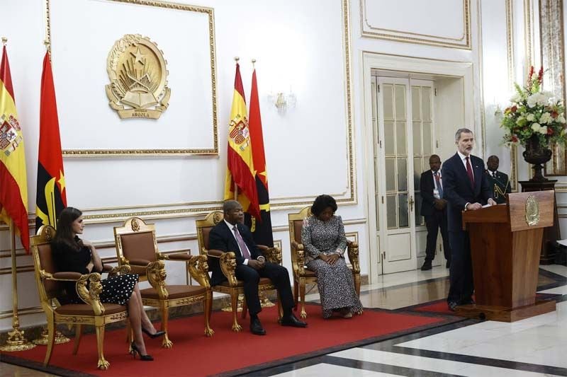 Don Felipe dando un discurso en Angola