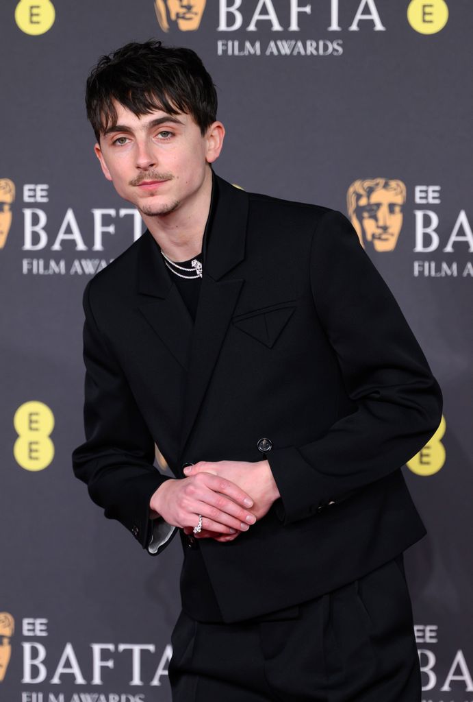 Timothée Chalamet llevó su anillo en el meñique derecho