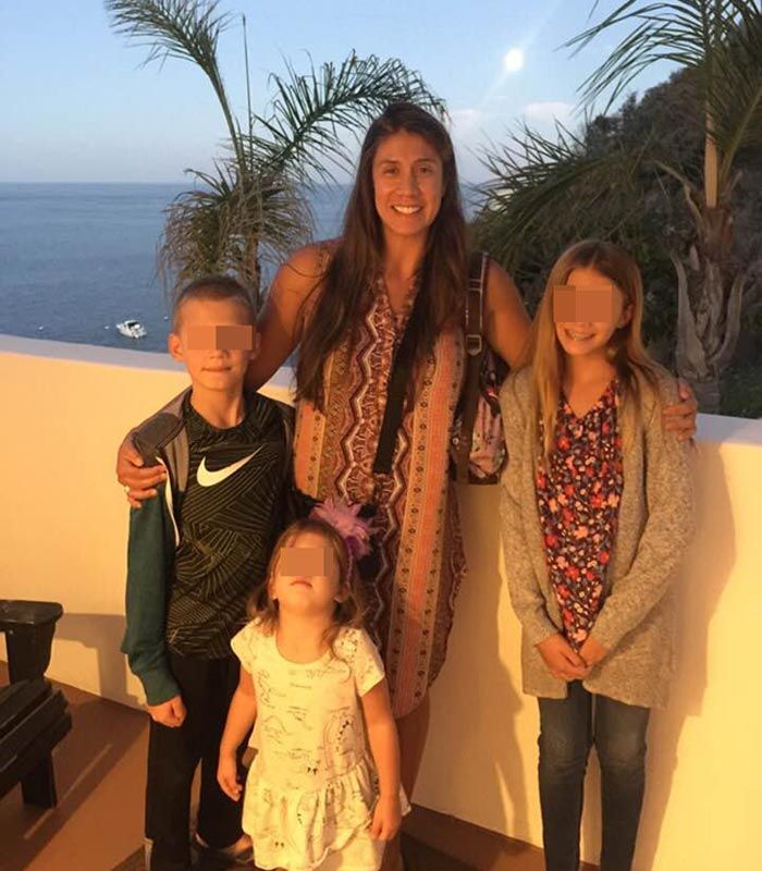 Christina Mauser junto a sus hijos 