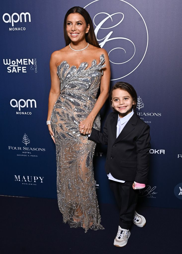 Eva Longoria con su hijo Santi en la "Global Gift Gala" en Paris el 5 de octubre de 2024