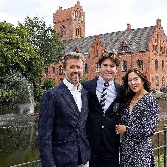 Federico y Mary de Dinamarca con su hijo mayor