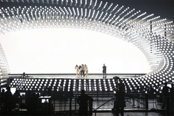 Los países ya han comenzado a ensayar en el estadio que acogerá el certamen. En la imagen, Grecia con un espectacular juego de luces en este enorme 'ojo'. Foto de http://www.eurovision.tv/ (Thomas Hanses - EBU)
