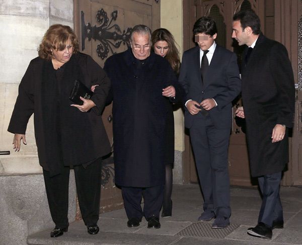 Paloma Cuevas abandonando la iglesia con sus padres, Victoriano Valencia y Paloma Díaz, y su marido, Enrique Ponce
