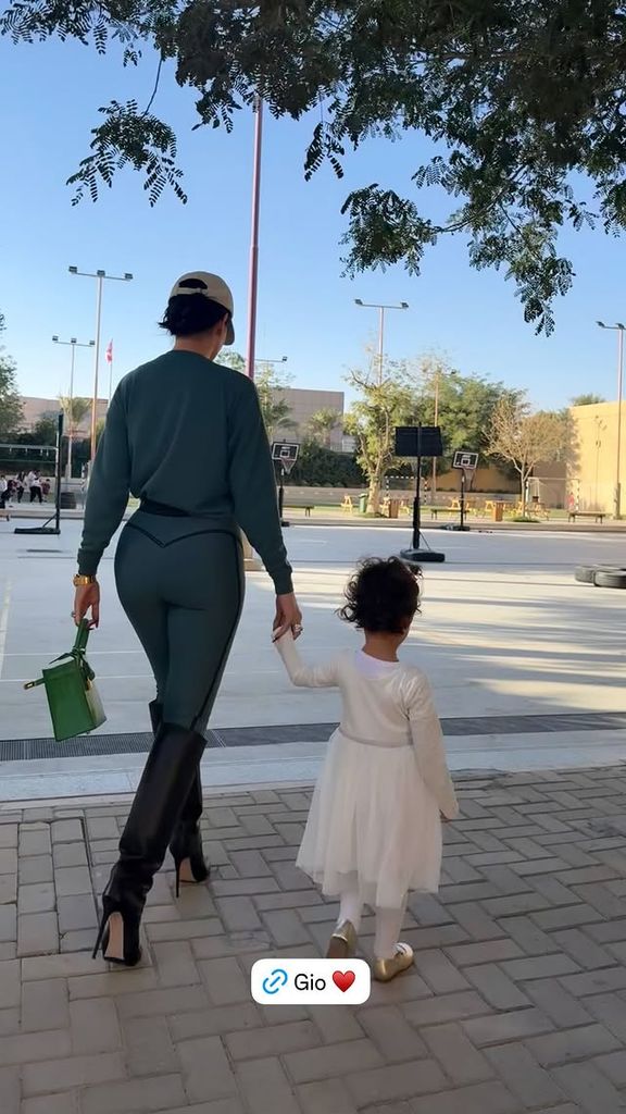 Georgina Rodríguez visitó la escuela de sus hijos junto a Bella.