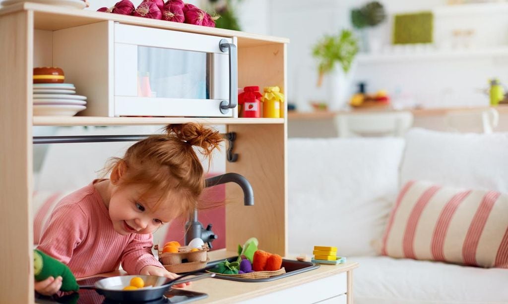 ni a jugando a cocinita