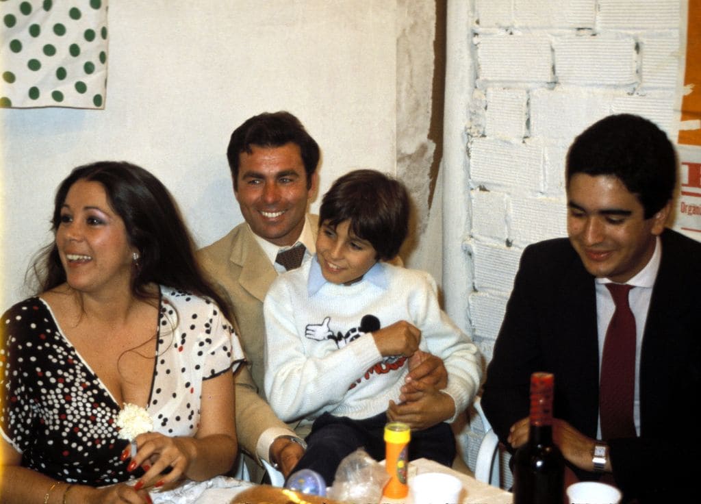 LA CANTANTE ISABEL PANTOJA Y EL TORERO FRANCISCO RIVERA "PAQUIRRI" CON EL HIJO DEL TORERO FRANCISCO Y EL HERMANO DE LA CANTANTE AGUSTIN 