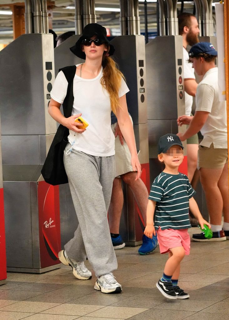 Jennifer Lawrence con su hijo Cy en el metro de Nueva York