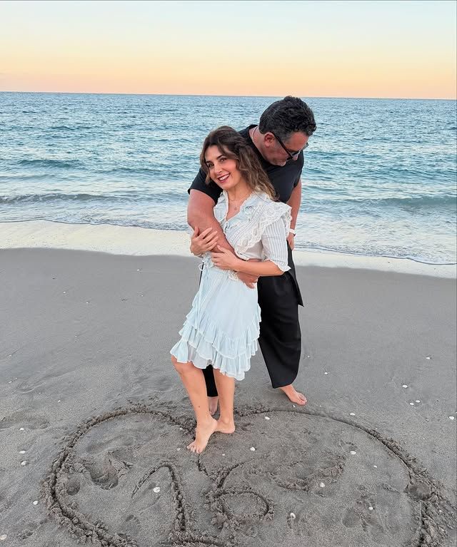 Mayrín Villanueva y Eduardo Santamarina celebraron 16 años de amor en la playa