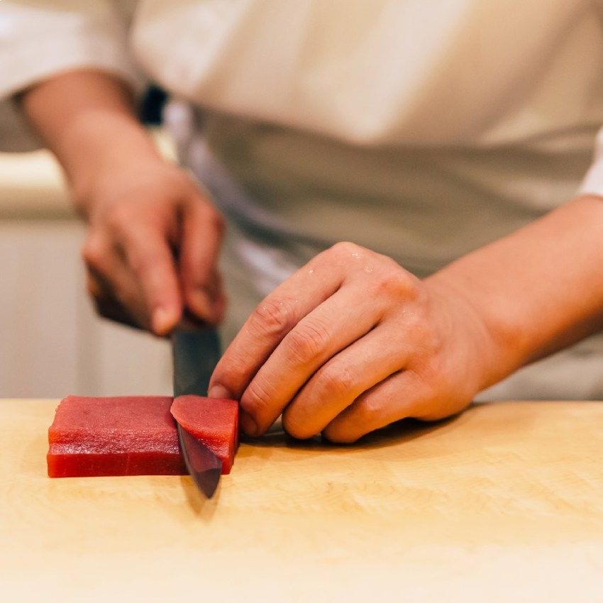 Cocinero cortando el atún rojo