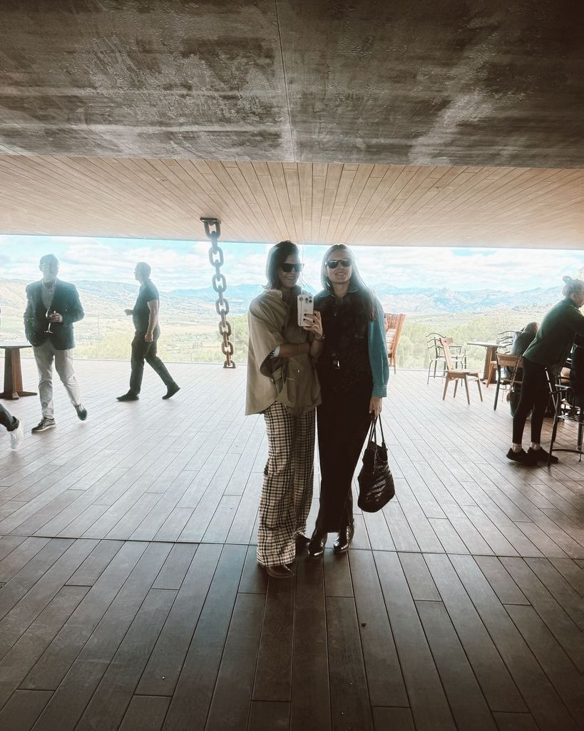 Isabelle Junot con amigas en el campo