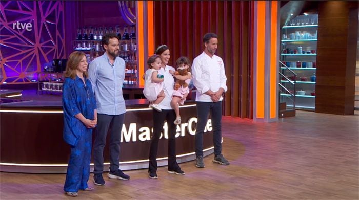 Laura Londoño y su marido Santiago Mora con sus dos hijas en la final de MasterChef celebrity