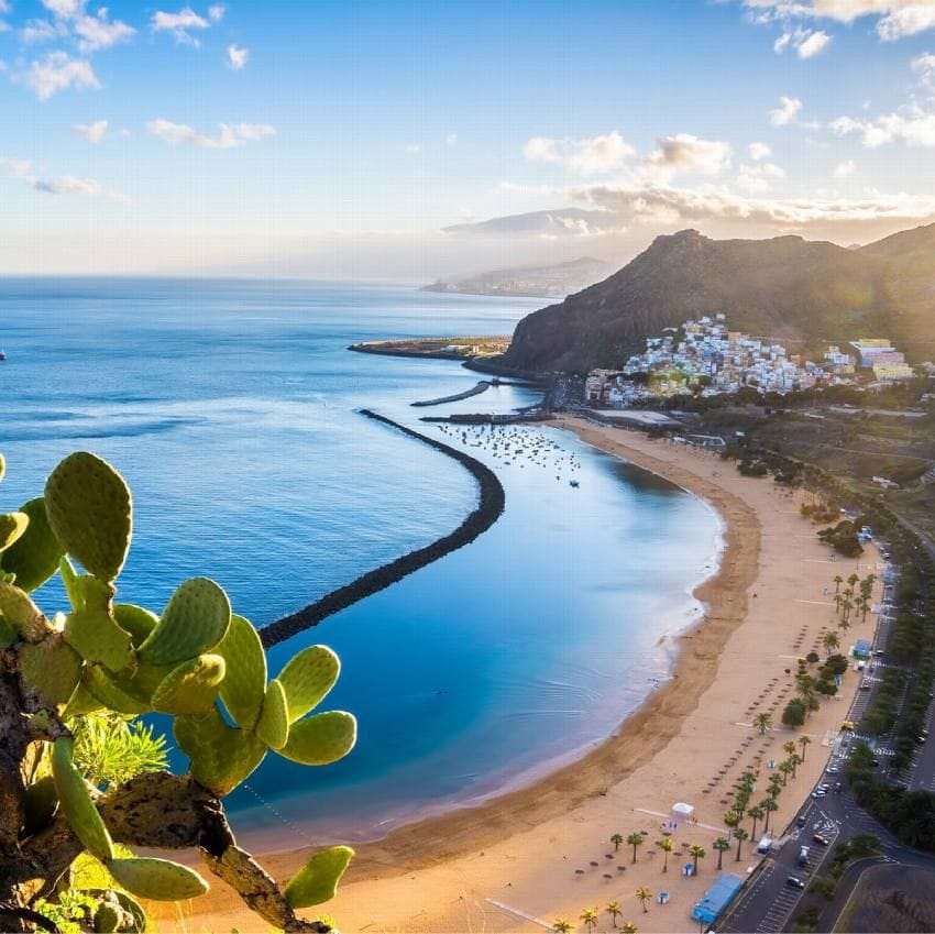 vistas de la playa de las teresitas en santa cruz de tenerife capital de la isla