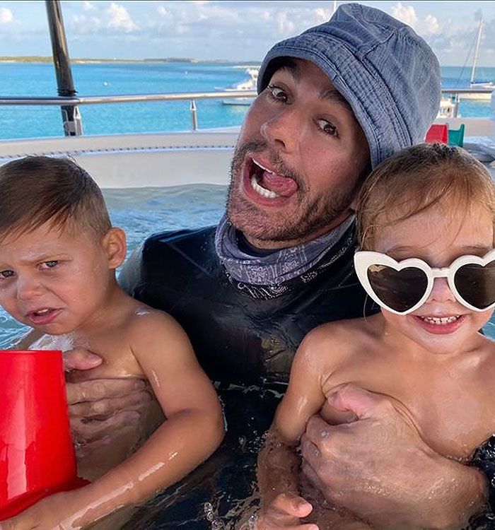 Enrique Iglesias con sus hijos mellizos