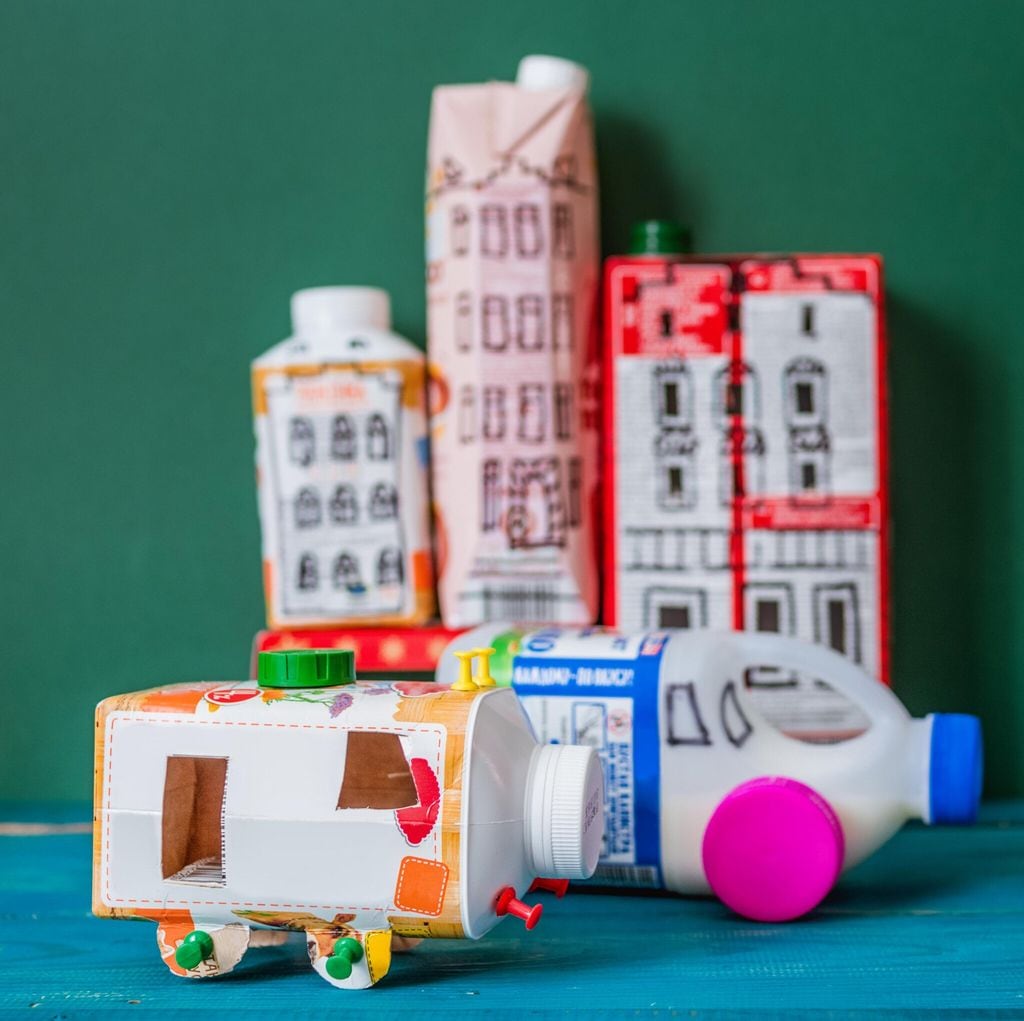 elegir juguetes sostenibles o crearlos a partir de materiales reciclados