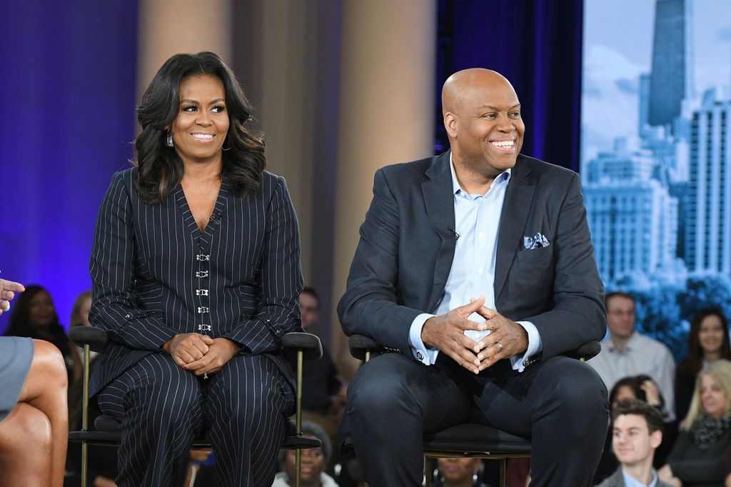 Michelle Obama y su hermano Craig Robinson en el programa de televisión "Good Morning America" 