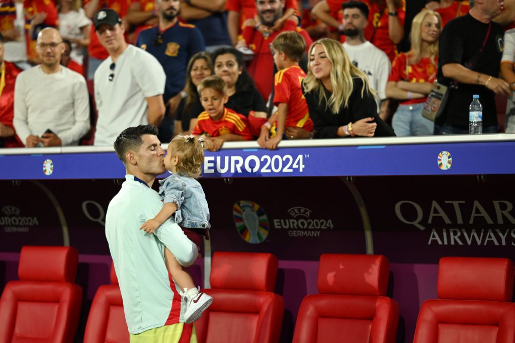 Álvaro Morata da un beso a su hija Bella ante la orgullosa mirada de su mujer, la italiana Alice Campello, durante el partido de la Eurocopa 2024 entre España y Albania, el 24 de junio de 2024 en Dusseldorf, Alemania