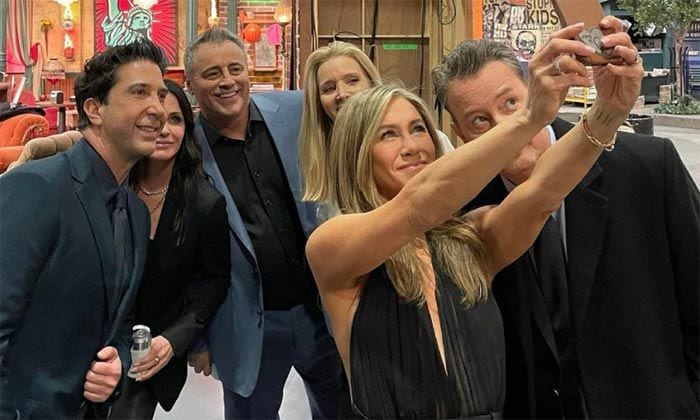 Jennifer Aniston y sus compañeros en Friends