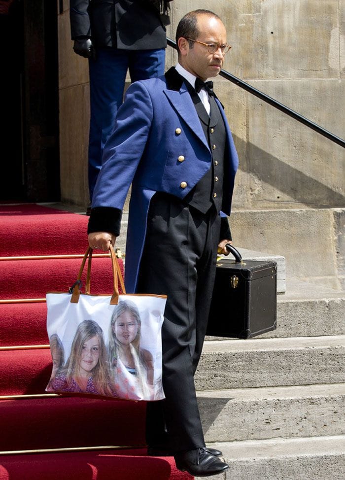 Un asistente real se encargó de introducir la bolsa en el maletero del vehículo oficial de la Princesa, momento en el que las cámaras captaron el curioso diseño del complemento
