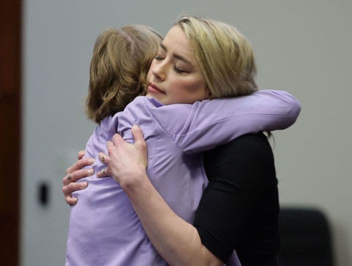 Amber Heard y Elaine Bredehoft abrazo