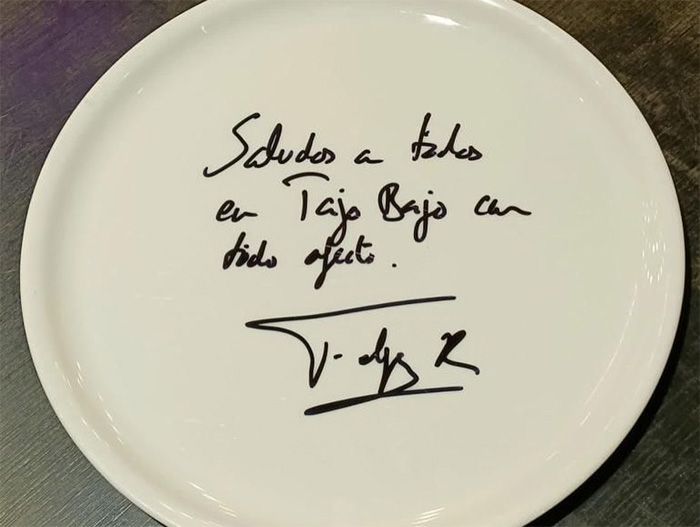 Don Felipe firma un plato en el restaurante donde ha comido