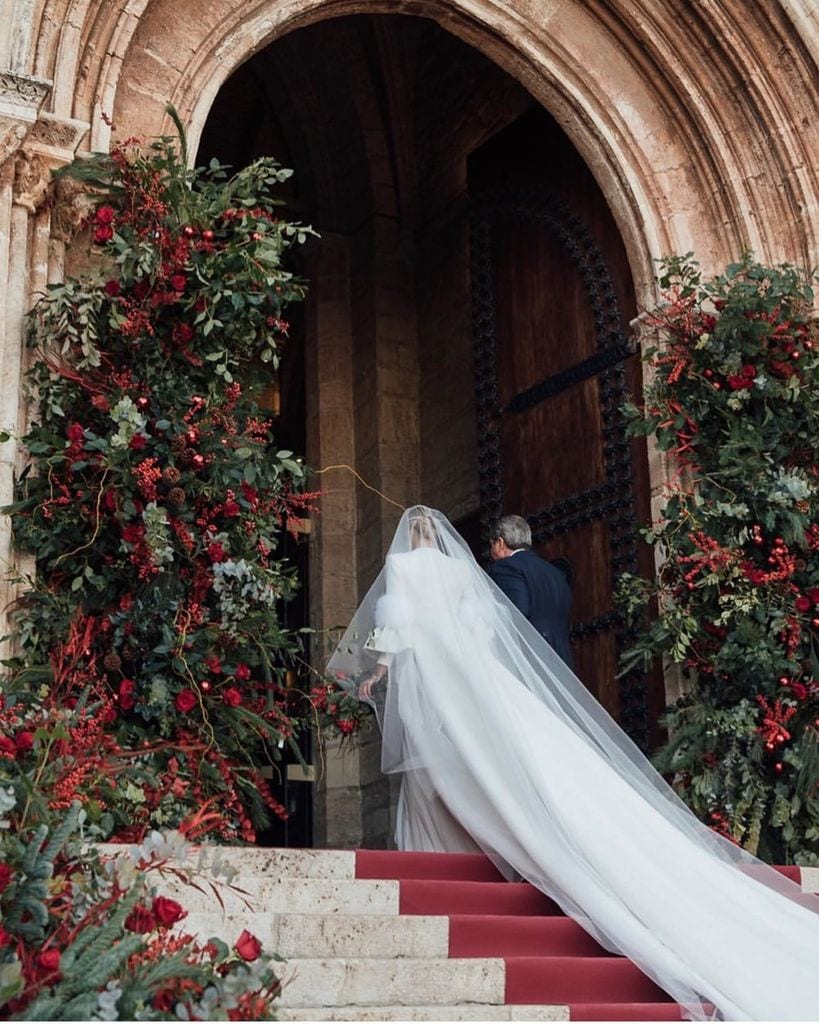 Decoración de bodas navideña en iglesia