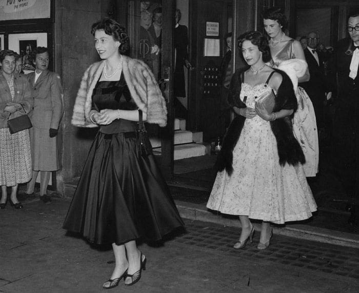 Tanto la Reina como su hermana, la princesa Margarita, se convirtieron en embajadoras de la moda británica durante décadas. Ellas supieron adaptar las reglas de la moda a las normas que dictaban sus títulos
