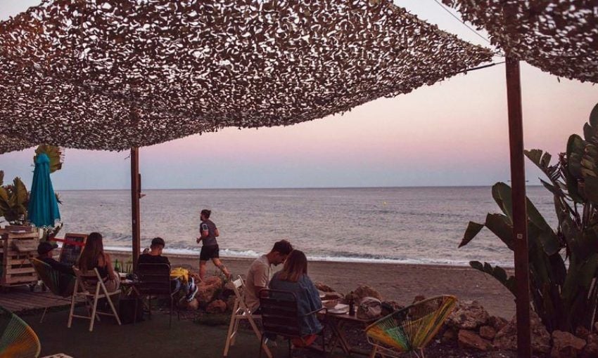 Atardecer en el chiringuito La Calma Playa en Rincón de la Victoria.