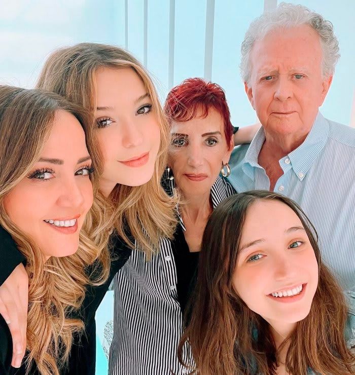 Andrea Legarreta y su familia