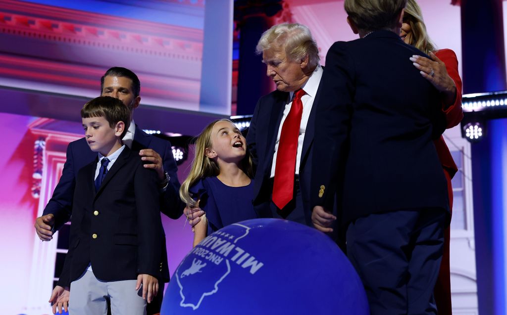 Donald Trump con sus nietos, hijos de Donald Trump Jr., en la convención republicana en Milwaukee, julio 2024