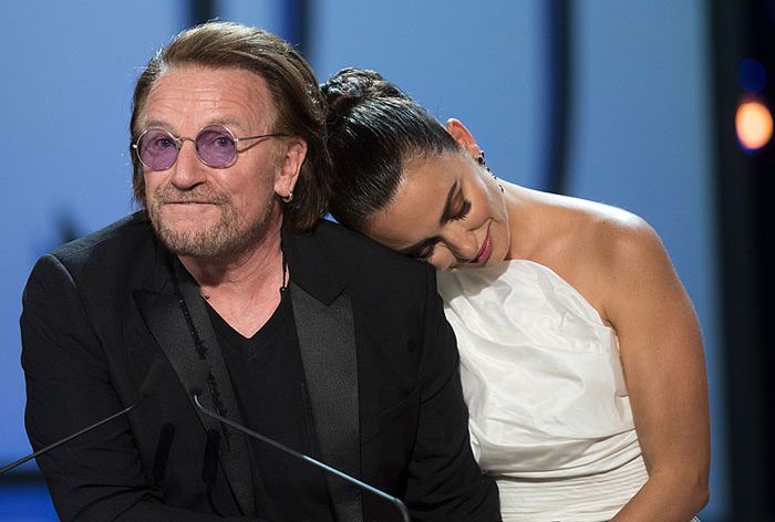 Bono sorprende a Penélope Cruz