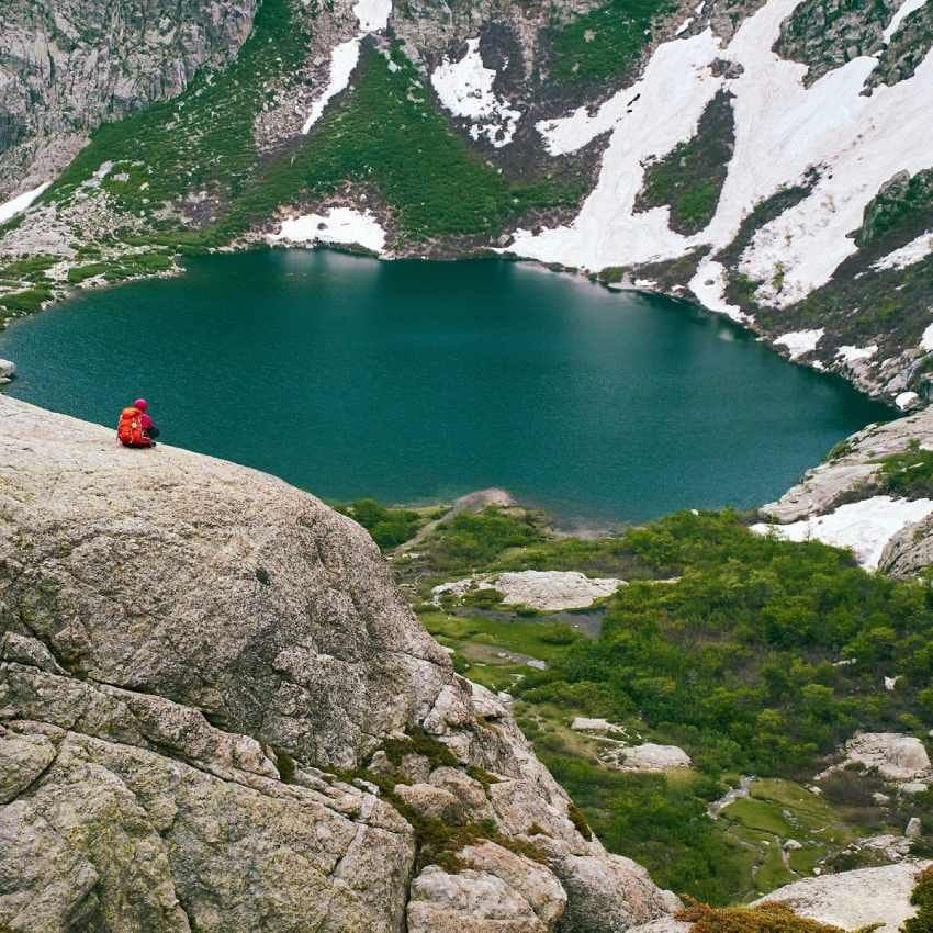 lago en corcega en las montanas