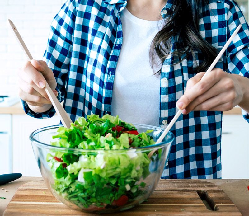 mujer ensalada adob 1