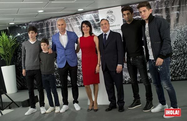 La familia de Zidane al completo estuvo arropándole en su presentación como entrenador del equipo blanco
