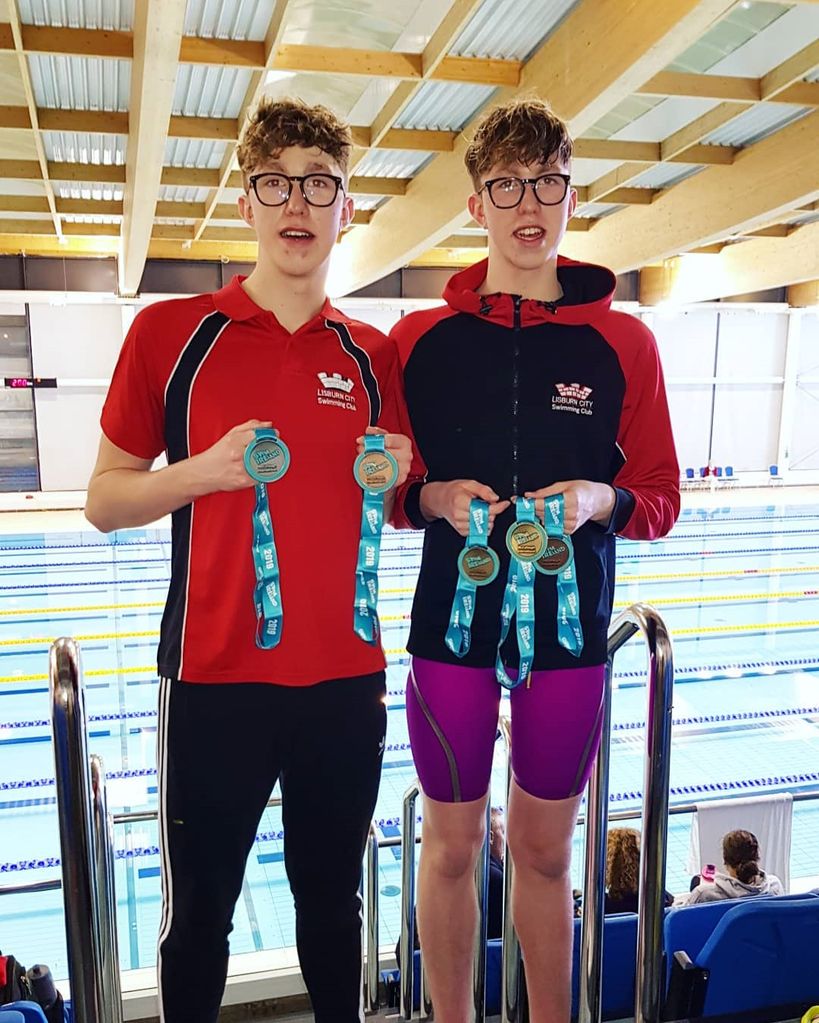 Daniel Wiffen, nadador de Irlanda, con su hermano gemelo