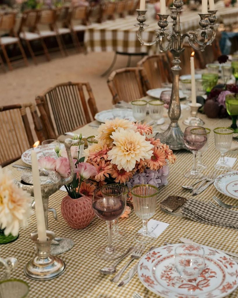 Decoración con manteles de boda a color vichy amarillo mostaza