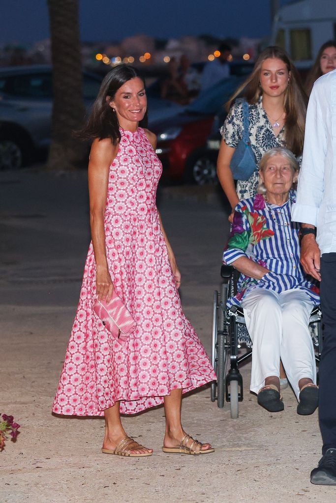 Reina Letizia en Mallorca con vestido estampado