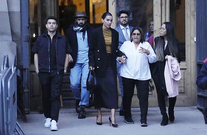 Joana Sanz y la familia de Dani Alves en la Audiencia de Barcelona durante el proceso judicial