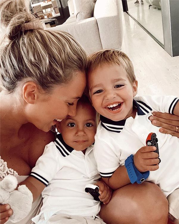 Alice Campello con sus hijos