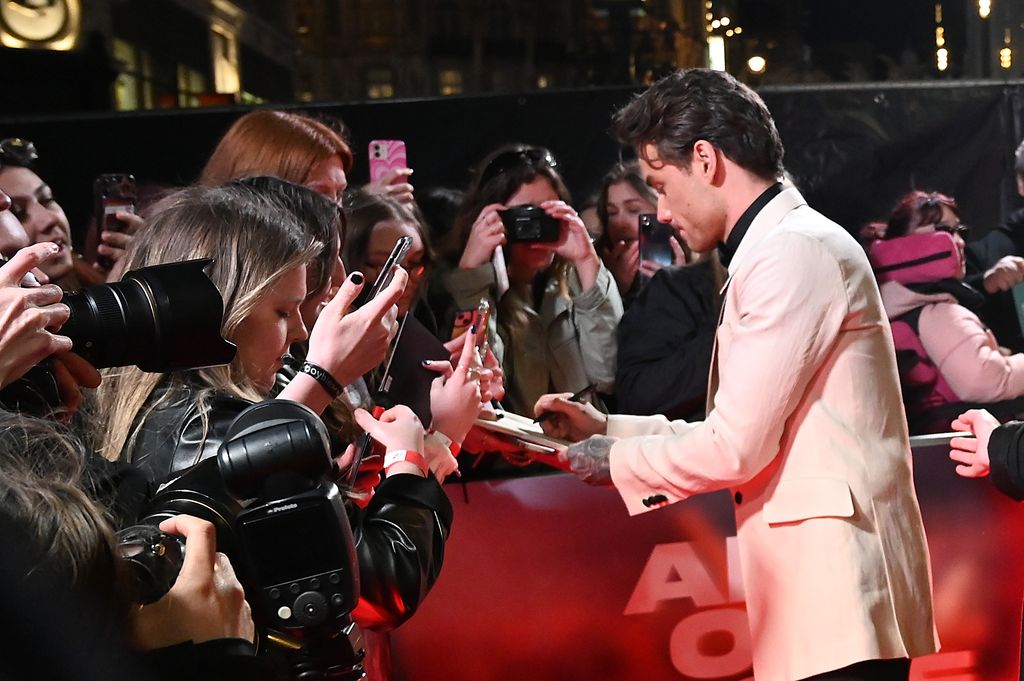 Liam Payne firmando autógrafos en 2023 en Londres