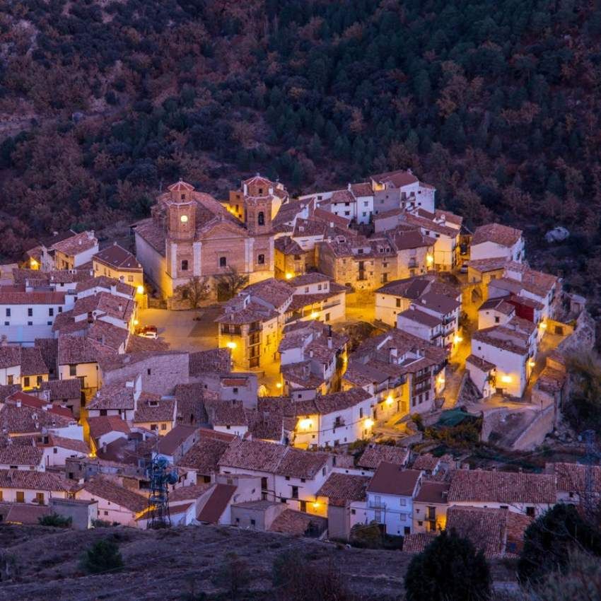 Villarluengo se encuentra en pleno Parque Cultural del Maestrazgo cercano a las espectaculares formaciones de los Órganos de Montoro.